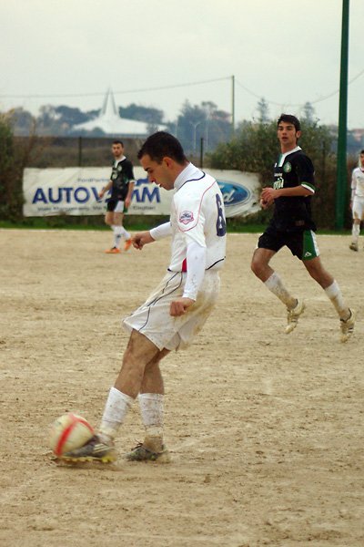 Marco Perra controlla a centro campo